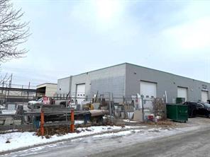 Side view - 2 overhead doors & fenced yard