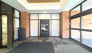 Spacious lobby/Hotel-like